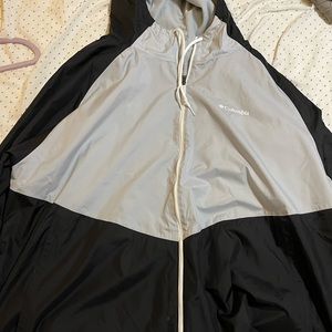 Columbia light weight windbreaker. Lightly lined light/ navy lue